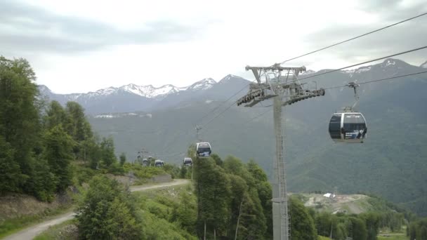 Bergskigebiet und Seilbahn mit Kabinen — Stockvideo