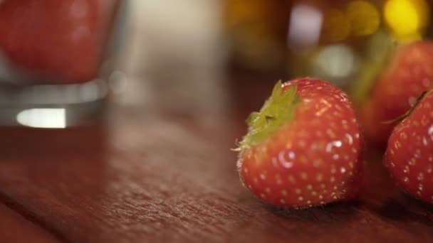 红色草莓在旋转木桌上的微距镜头 — 图库视频影像