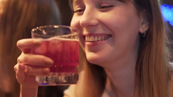 Chica charlando y bebiendo cóctel alcohólico de vidrio en el bar — Vídeo de stock