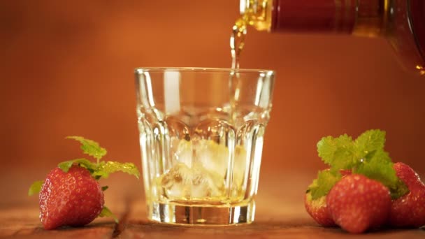 在草莓附近的玻璃瓶中倒入威士忌或干邑酒 — 图库视频影像