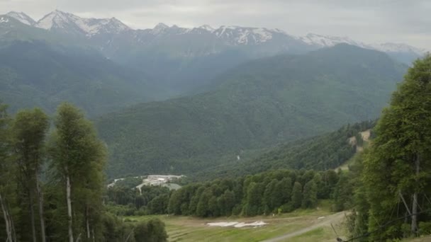 Widok z lotu ptaka jezior w ośrodku narciarskim. Piękne góry latem — Wideo stockowe