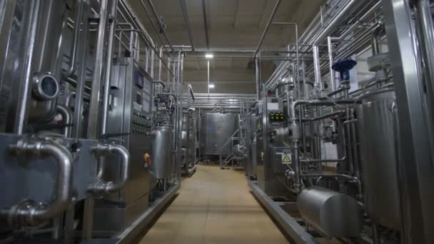 Pipeline alla fabbrica di latte. Enormi cisterne per conservare e fermentare il latte. Attrezzature nello stabilimento lattiero-caseario . — Video Stock