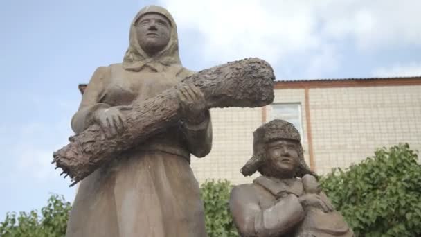 Sculptures des ouvriers de l’arrière pendant la seconde guerre mondiale dans le parc du village russe. Mère et son fils — Video