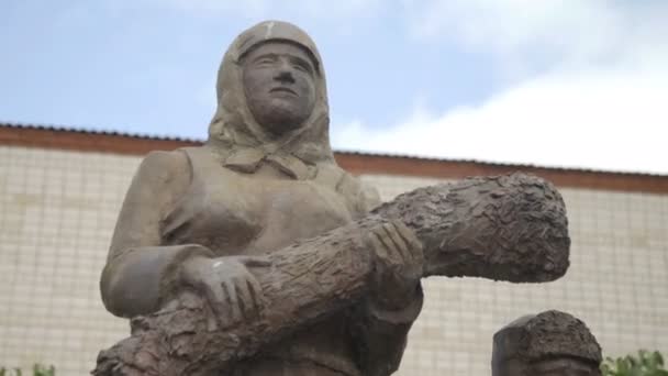 Sculptures des ouvriers de l’arrière pendant la seconde guerre mondiale dans le parc du village russe. Mère et son fils — Video