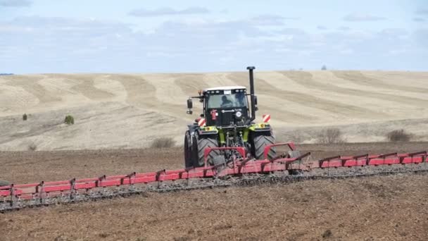 Landwirt im Traktor, der Land mit Saatbettmulchgerät auf landwirtschaftlichen Flächen vorbereitet. Bauern bereiten Land vor und düngen — Stockvideo