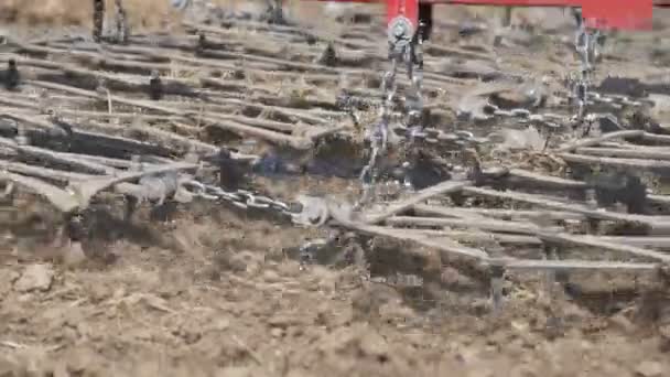 Champ de charrues de tracteur avec charrues avant le semis. Machines agricoles sur le champ de Labour — Video