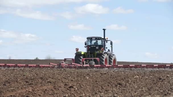 Zupełnie nowy ciągnik na polu pracy. Ciągnik orki gruntów. Pole uprawowe traktorów — Wideo stockowe