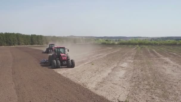 Vista aérea de Combina en el campo. Vista aérea de las cosechadoras. Temporada de powing field — Vídeo de stock