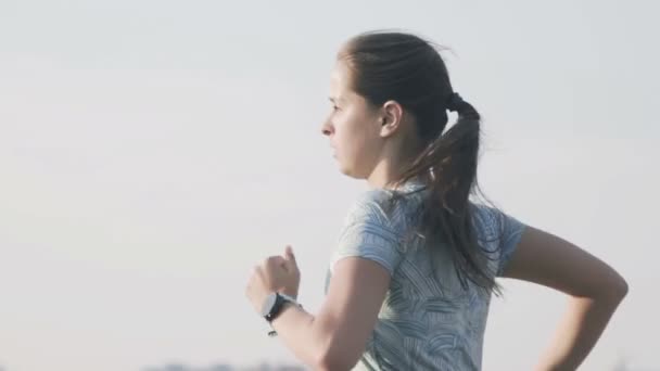 Entrenamiento de corredora joven. Fitness mujer corriendo al aire libre — Vídeos de Stock