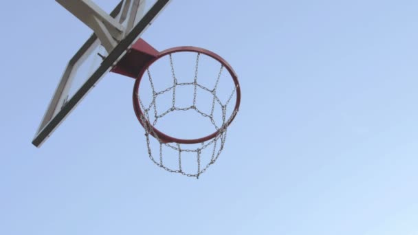 Кавказский баскетболист играет в баскетбол и забивает гол — стоковое видео