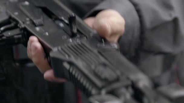Fabriksmontage av ett Kalashnikov automatgevär. Lås upp överfallsvapnet. Fabriksarbetarens handladdningsautomat. Samling av Kalasjnikov misshandel gevär. Fabriksarbetare samlar in Ak-47. — Stockvideo