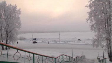 Sibirya 'da kış nehri. Feribot geçiyor. 3
