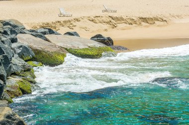 Onda do mar batendo nas pedras