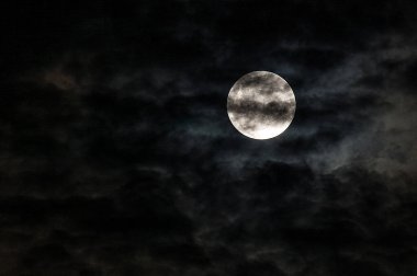 Lua cheia na noite com nuvens