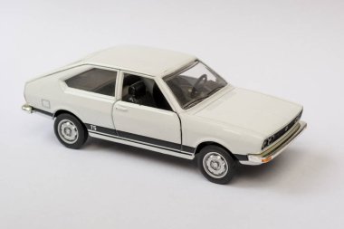 Miniatura de um carro branco