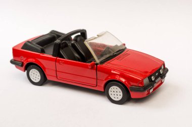 Miniatura de conversivel vermelho
