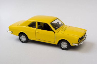 Miniatura de um carro amarelo