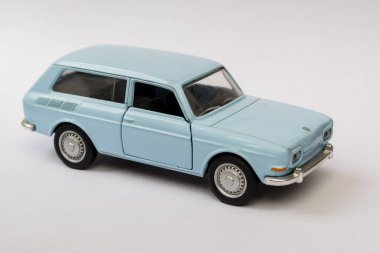 Miniatura de um carro azul claro