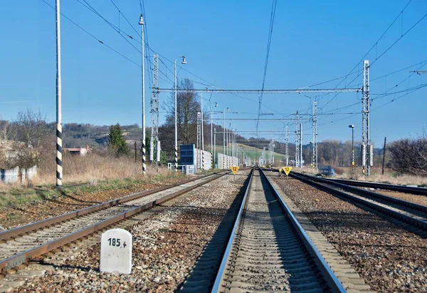 Línea Ferrocarril Electrificada Recta Larga Con Algunas Señales —  Fotos de Stock