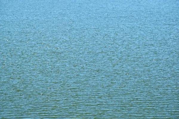 Vollständiges Bild Der Wasseroberfläche Mit Wellen Und Sonnenreflexionen — Stockfoto