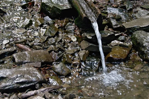Una Sorgente Acqua Potabile Fresca Che Scorre Canale Sulle Pietre — Foto Stock