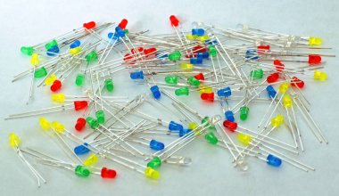 Led diyotlar farklı renkler, kırmızı, yeşil, mavi, sarı ve şeffaf bir grup