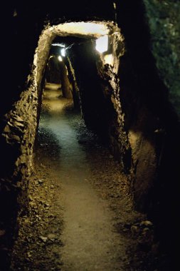 Mayın için uygun olmayan dar yeraltı koridorda karanlık klostrofobik
