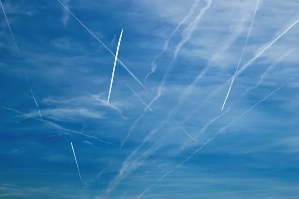 蓝天上压缩空气的飞机轨迹模式 免版税图库图片