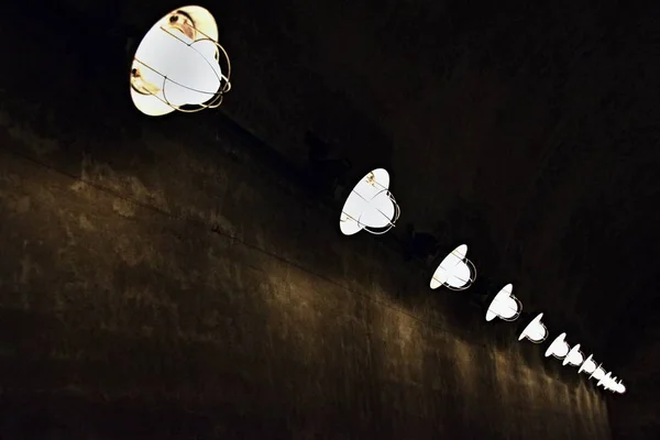 Birkaç Işık Ampüller tarafından aydınlatılmış bir yeraltı mahzeni tüneli