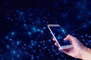 El ve dijital veri küresel sosyal ağ hologram bağlantısı ile smartphone ile işadamı