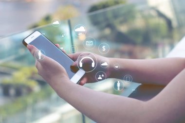 Kız tutun ve akıllı telefon almak sosyal içerik verileri simge Pazar iş kavramı ile açık