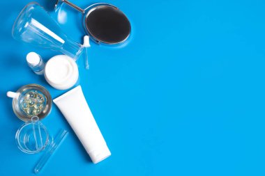 Beyaz sesi dekorasyon ve kurutulmuş bitki çiçek ve ayna ve aroma parfüm ile tedavi spa kozmetik Medikal Cilt Bakımı Üstten Görünüm