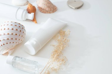 Üstten Görünüm yaz spa deniz plaj güzellik kozmetik vücut losyon krem güneş koruyucu spf mockup paket ürün kabuk ve çiçek ile yakından 