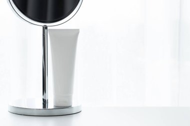 mockup konteyner tüp ürün kozmetik güzellik losyonu spf yüz güneş koruyucu krem ve tablo arka plan ayna ile