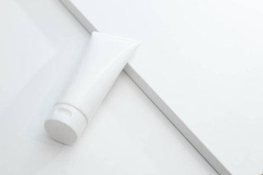 mockup konteyner vücut losyonu güneş koruyucu spf yüz köpük tüp paket ürün Bayan güzellik kozmetik üstten görünüm beyaz arka plan ile için