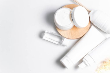 tıbbi cilt bakım losyonu spf güneş kremi yüz köpük tedavi spa kozmetik yaprak yeşil fern bitkisel ile üstten görünüm yakın çekim ve ahşap tabak ayıklamak, aroma yağı, beyaz dekorasyon arka plan parfüm