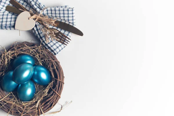 Великодні Яйця Сині Фоні Ложкою Виделкою Сушеною Травою Лісовою Лозою — стокове фото