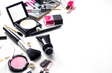 Beyaz arka planda güzel makyaj kozmetik lüks