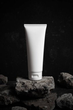 koyu siyah arka plan üzerinde taş kaya beton grunge ile vücut kremlosi şişe lüks ambalaj tüp, kozmetik güzellik konteyner aroma spa koku tedavisi