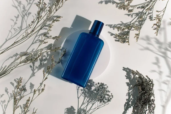 Beyaz Arka Planda Mavi Moda Parfümü Güneş Işığı Gölge Sabahında — Stok fotoğraf