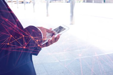 iş adamı için smartphone tablet ile internet ağ