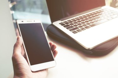 iş adamı almak ağ teknolojisi ile nptebook dizüstü bilgisayar ile cep telefonu ve hologram web tutun