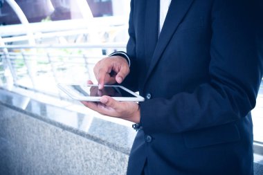 iş adamı için smartphone tablet ile internet ağ