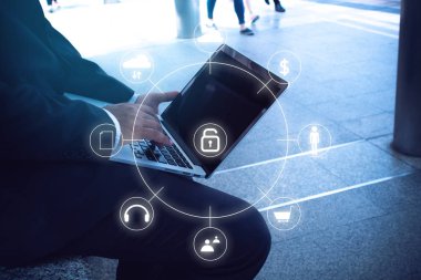 veri ui ai simgesi ile şehirde sokakta bilgisayar ve ağ ile iş adamı