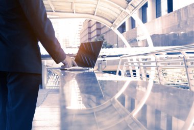 dizüstü bilgisayar ve ağ konsepti ile iş adamı