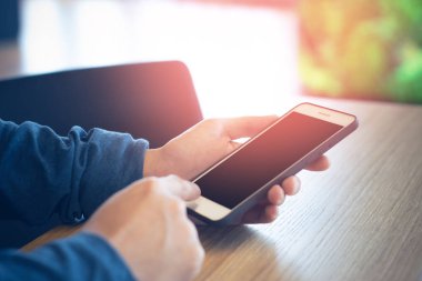yaşam tarzı ofis konsepti ile sosyal ağ teknolojisi ile işadamı ve akıllı telefon