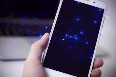 ağ bağlantı kavramı cep telefonu ve bilgisayar laptop ile işadamı el