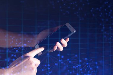 akıllı telefon, sosyal ağ, Ai veri derin öğrenme, mobil uygulama, telekomünikasyon, iş ve finans, ui HUD hologram üzerinde işadamı dokunma