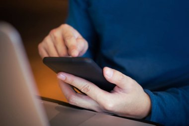 sosyal ağ teknolojisi yaşam tarzı ofis konsepti ile işadamı dokunmatik akıllı telefon