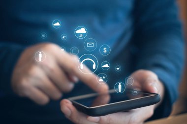 sosyal ağ akıllı telefon teknolojisi ve veri simgesi ile işadamı